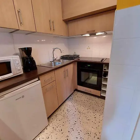 Appartement Climatise Pour 2 Avec Parking Prive Au Coeur De - Fr-1-326-804 *